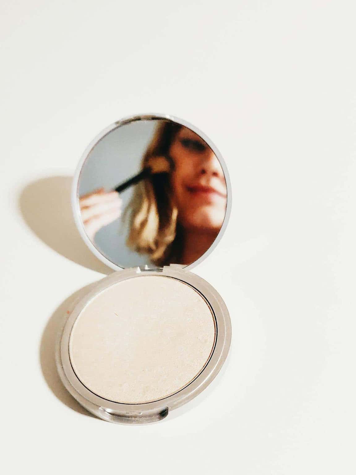 woman applying face powder